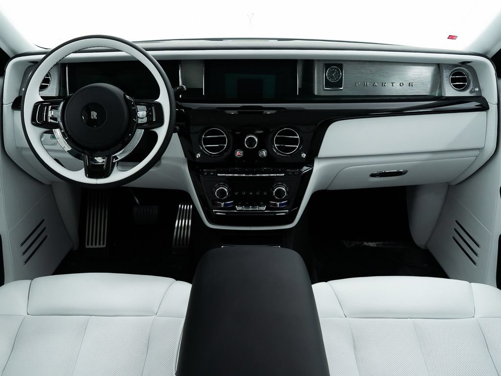 Certified 2026 Rolls-Royce Phantom Sedan w/ Leather Finishing Pack RWD image 33