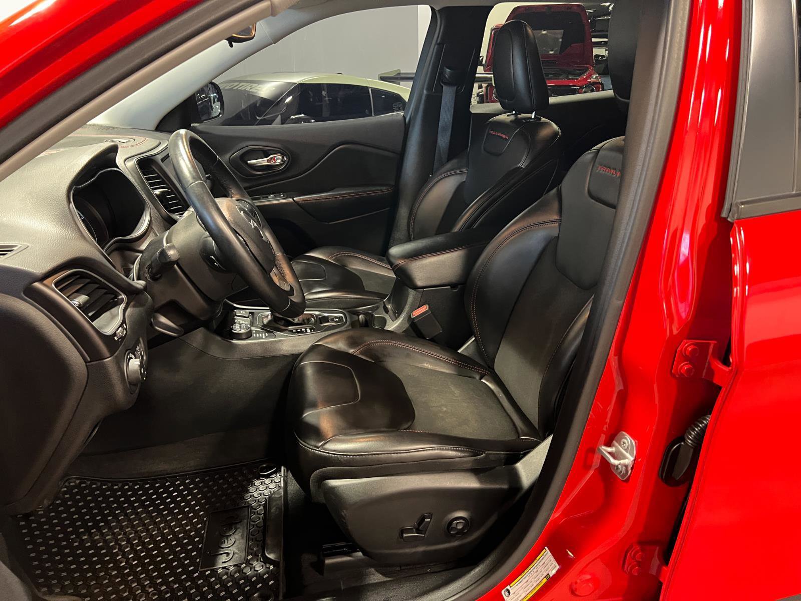 Used 2019 Jeep Cherokee Trailhawk w/ Cold Weather Group image 9