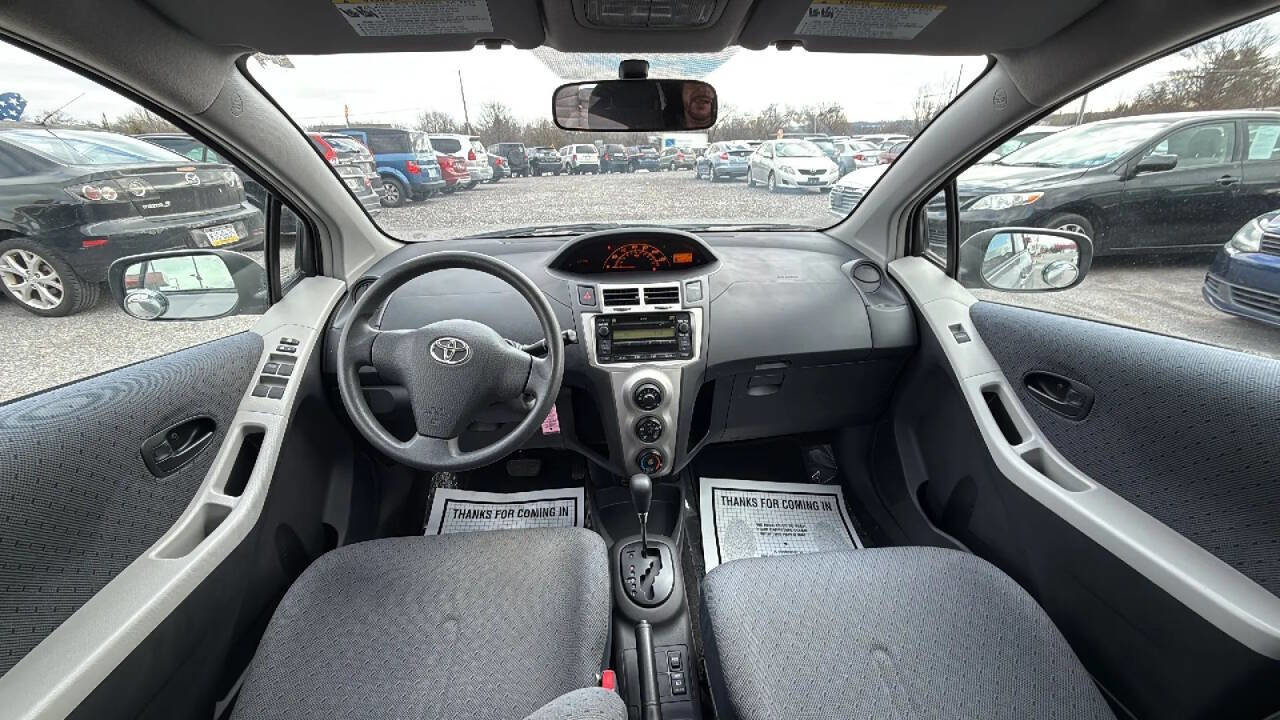 Used 2010 Toyota Yaris 4-Door Hatchback image 14
