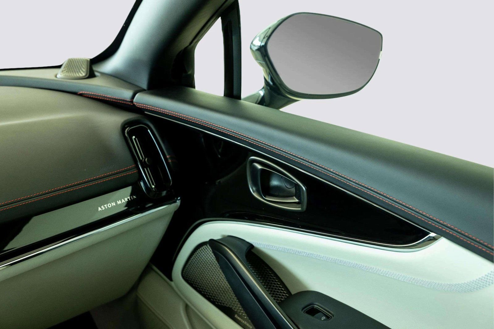 Used 2025 Aston Martin DBX 707 image 33