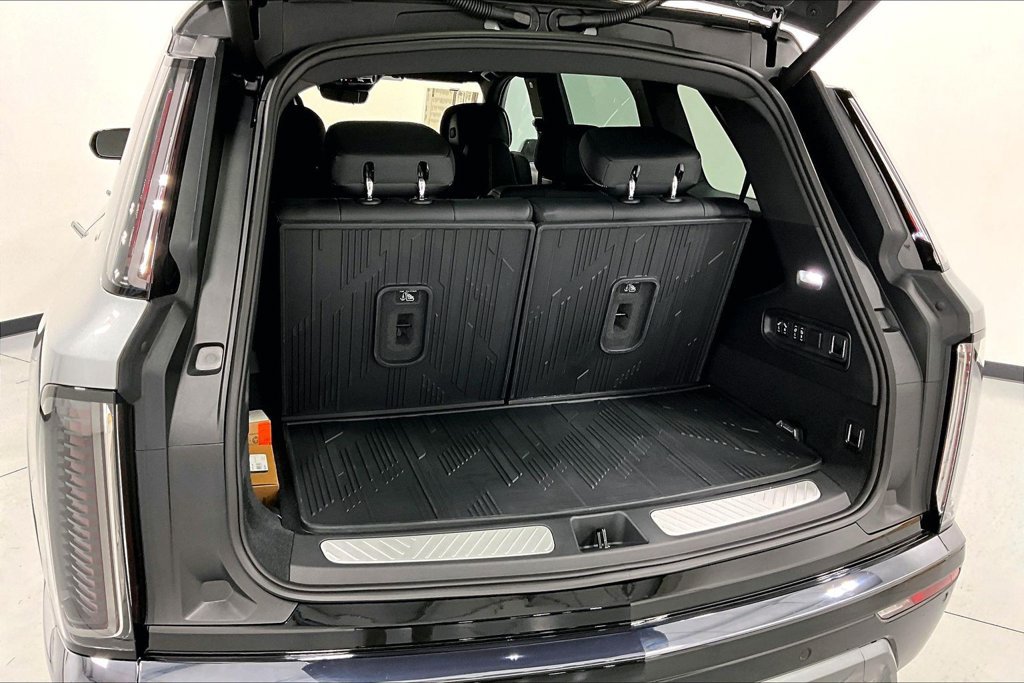 New 2027 Cadillac Vistiq Sport w/ LPO, Floor Liner Package AWD/4WD image 32