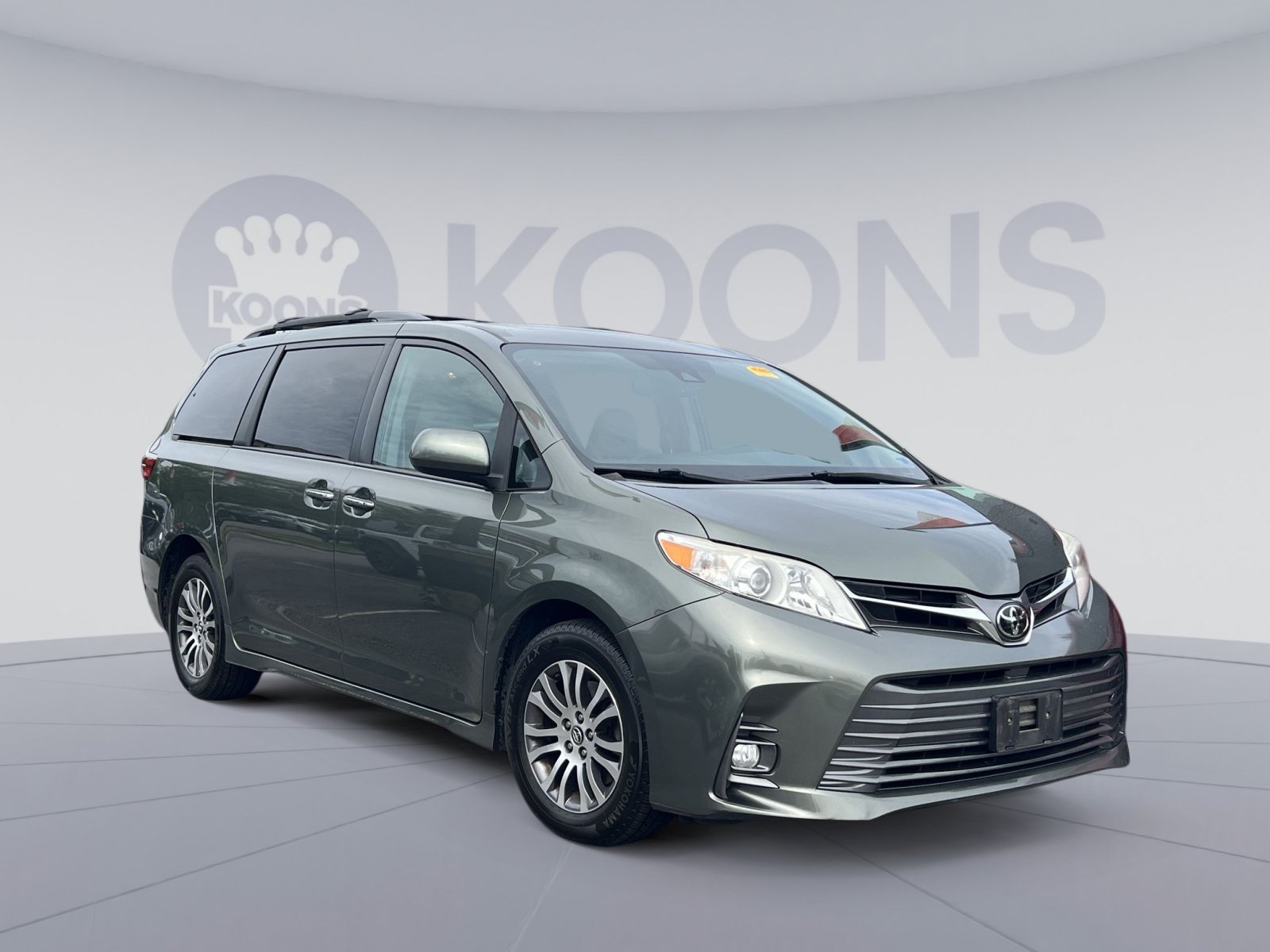 Used 2018 Toyota Sienna XLE FWD image 1