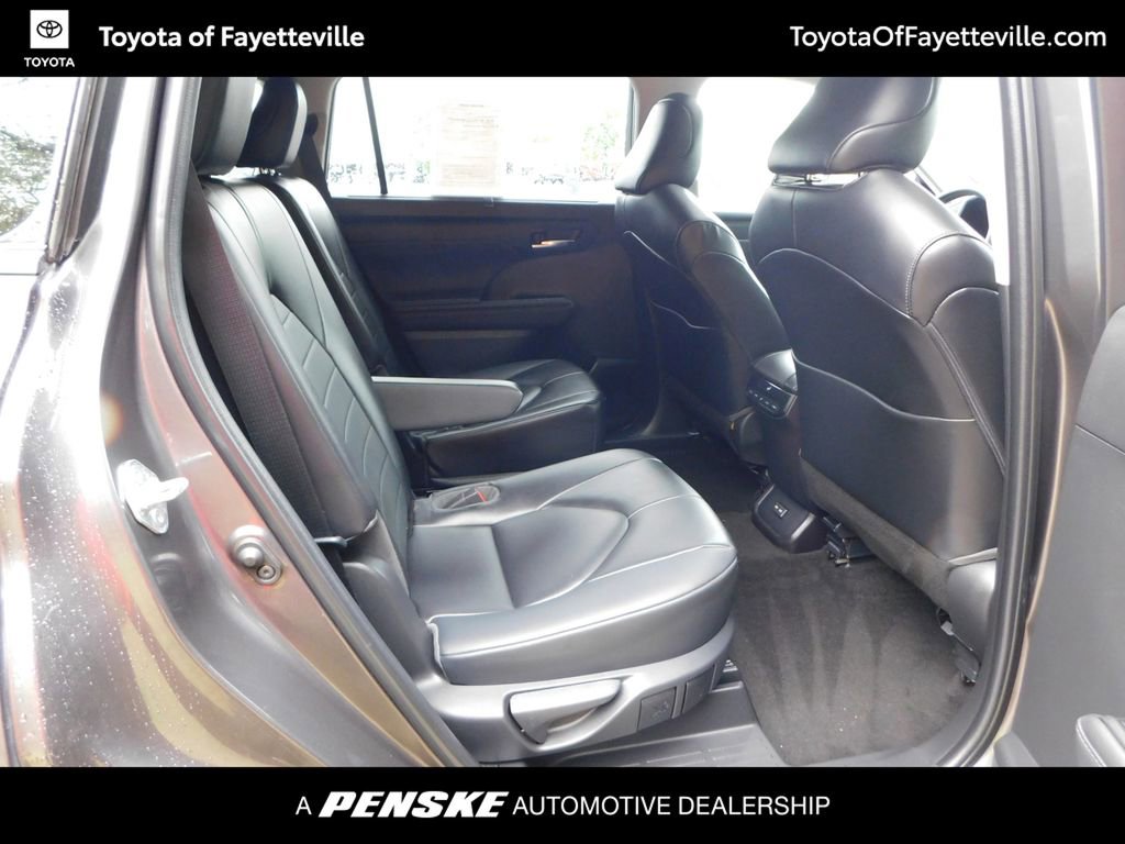 Used 2023 Toyota Highlander XLE AWD/4WD image 5