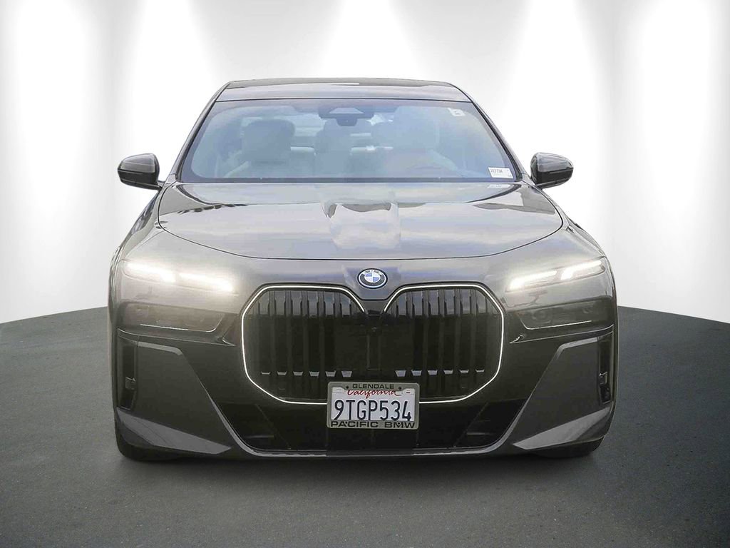 Used 2025 BMW 750e xDrive w/ Premium Package AWD/4WD image 2