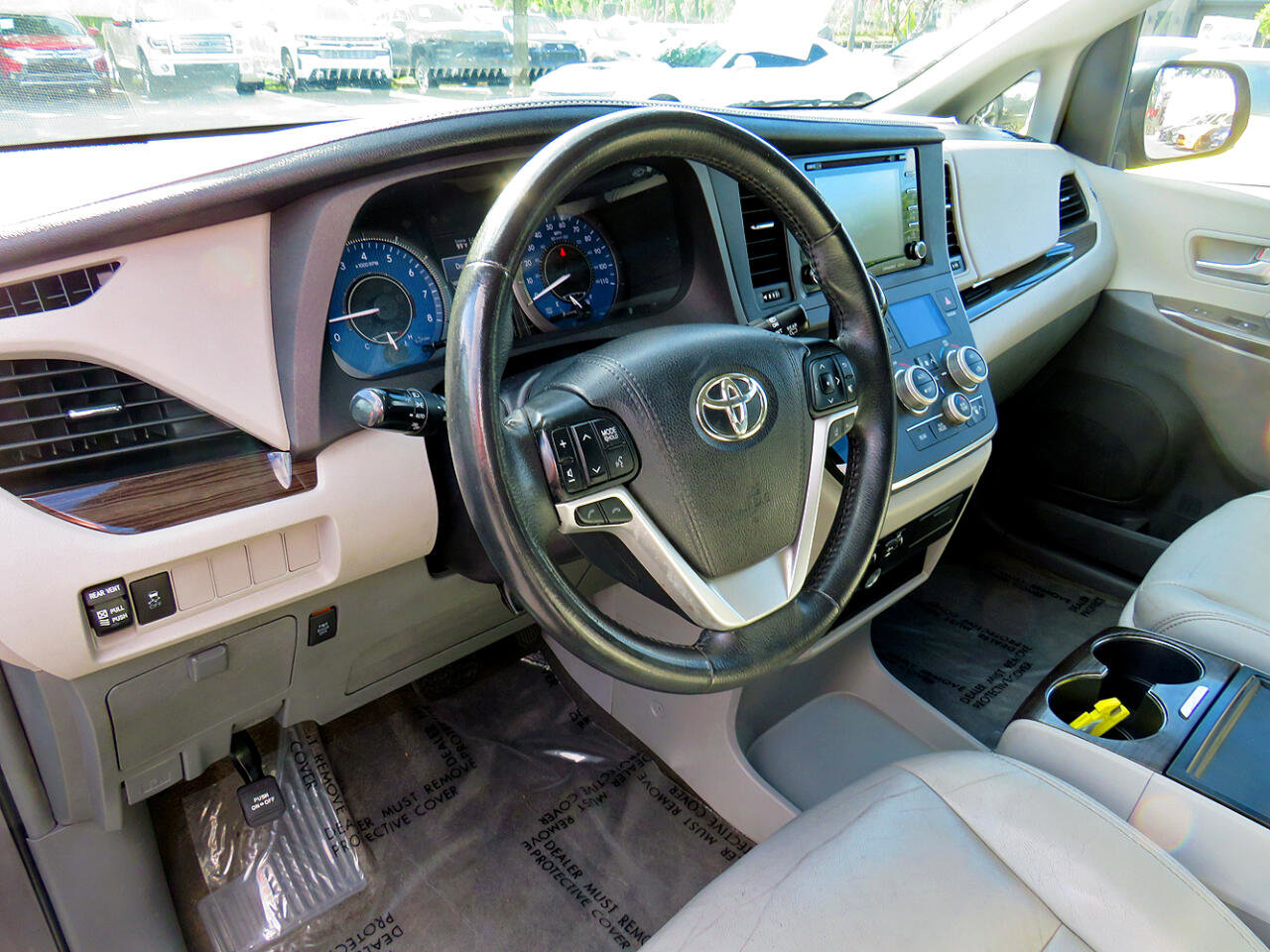 Used 2018 Toyota Sienna XLE image 16