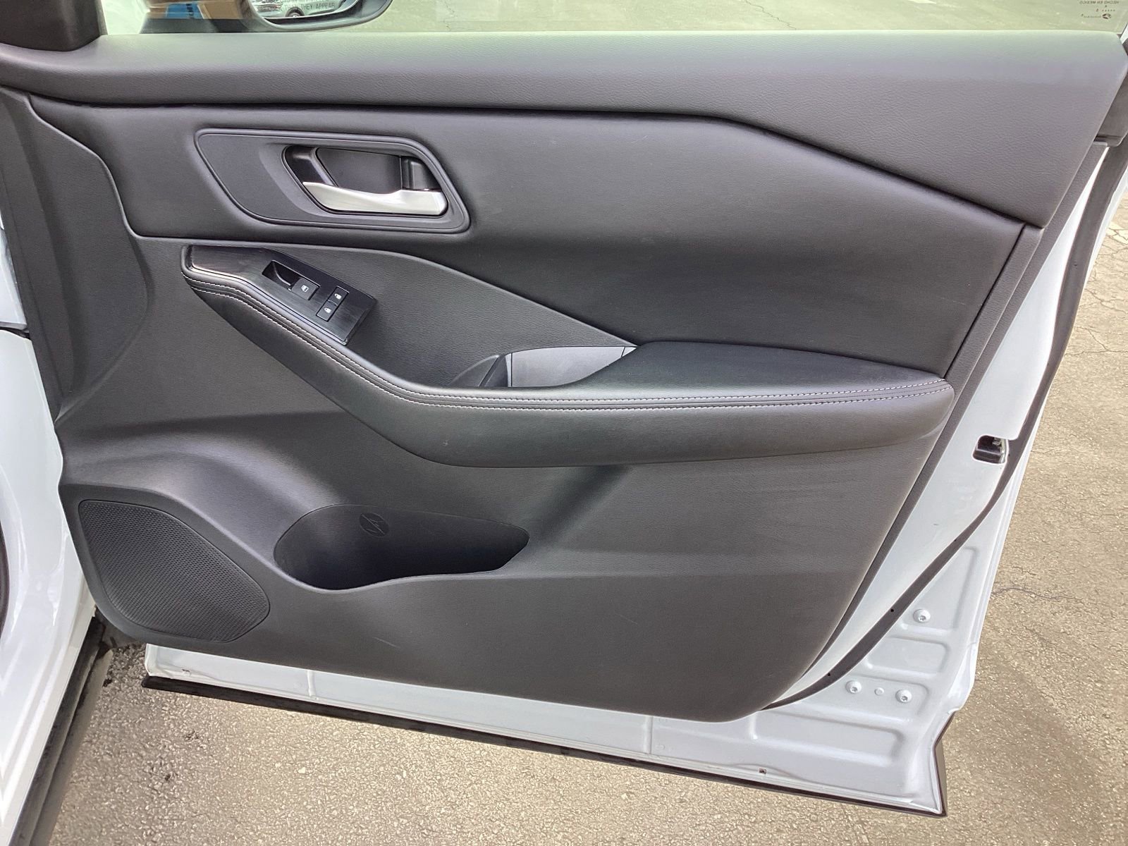 Used 2025 Nissan Rogue SV image 23