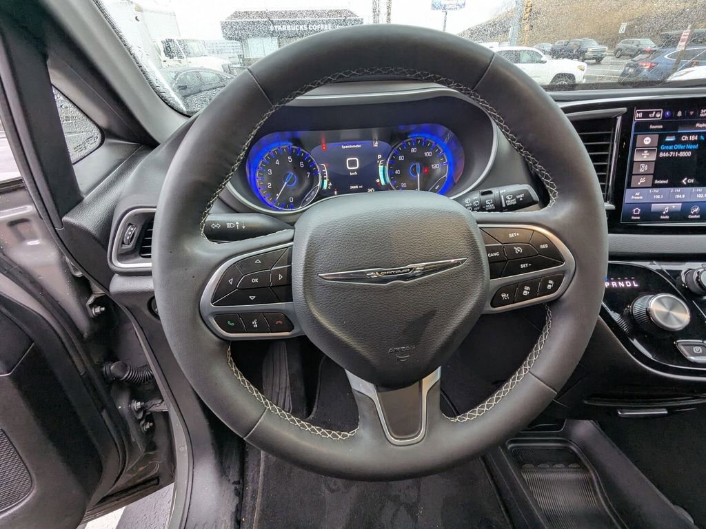 Used 2025 Chrysler Pacifica Select image 17