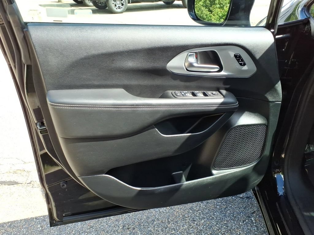 Used 2025 Chrysler Pacifica Limited FWD image 22