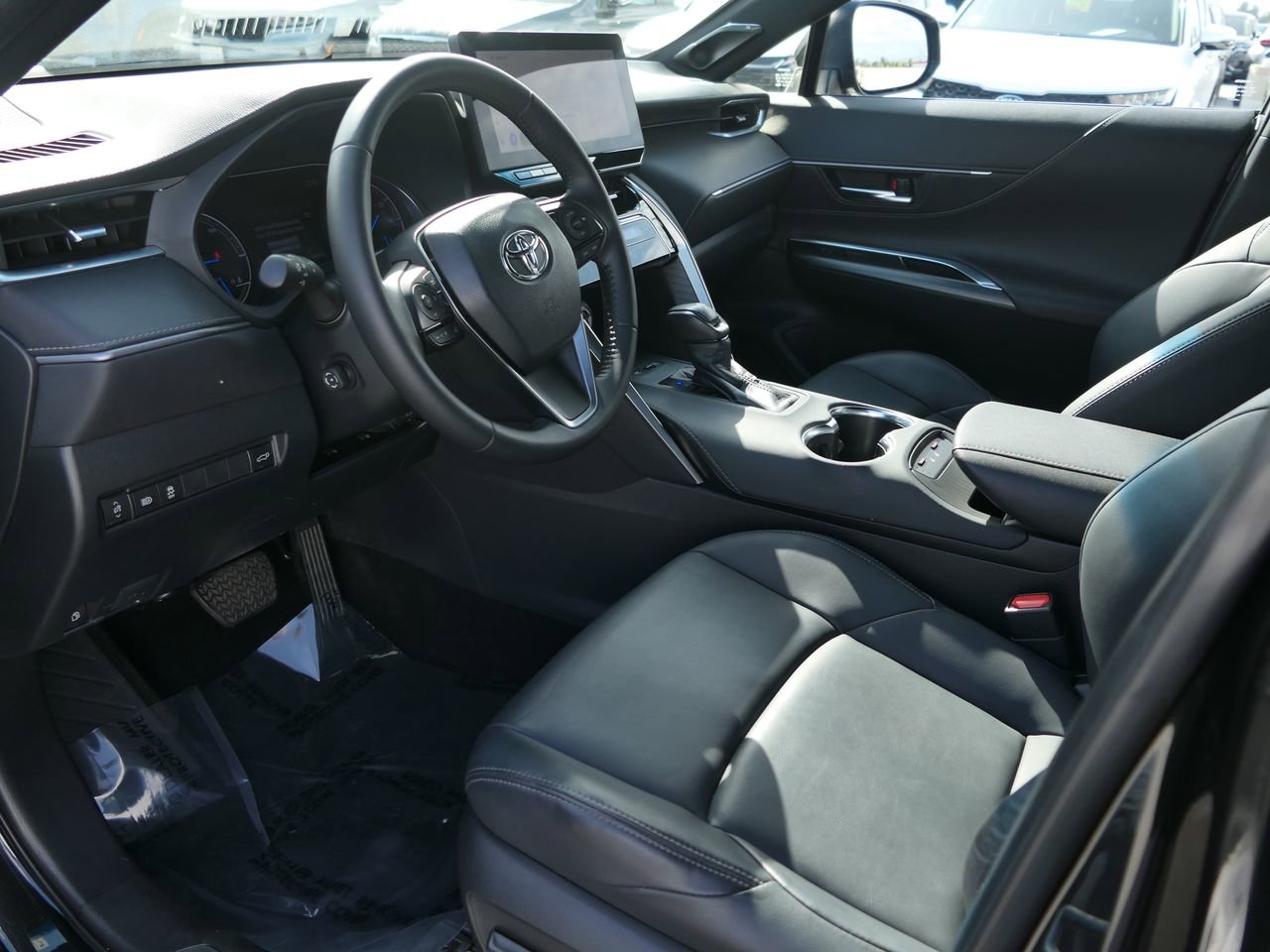 Used 2024 Toyota Venza XLE image 17