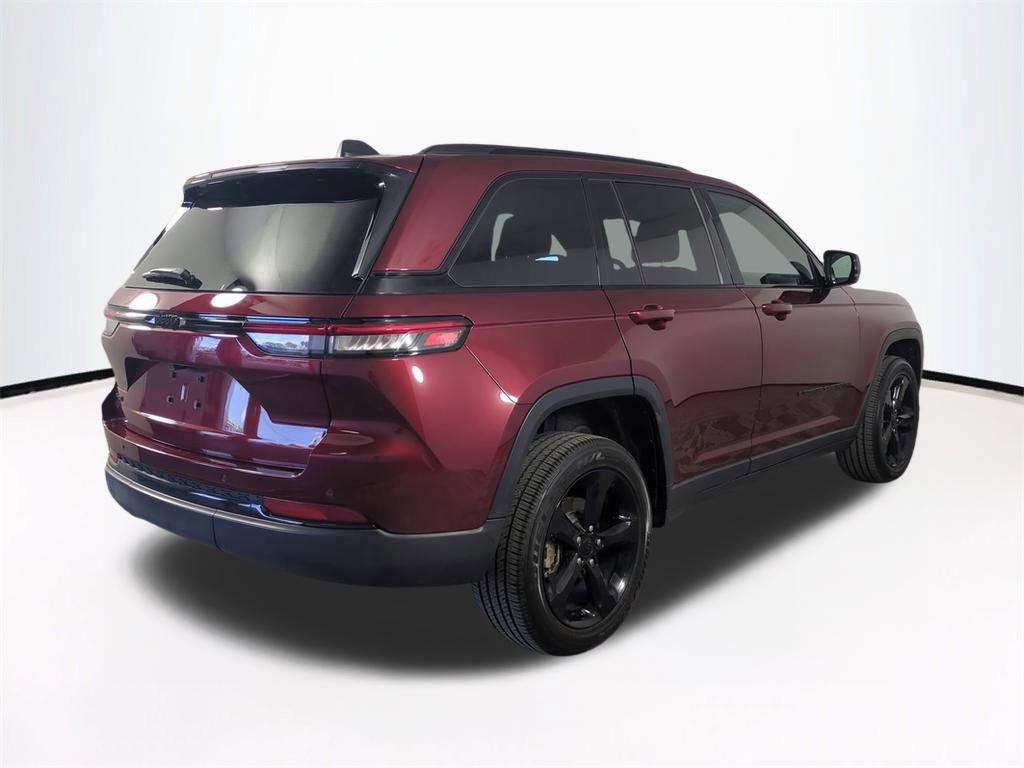 Used 2024 Jeep Grand Cherokee Altitude image 5