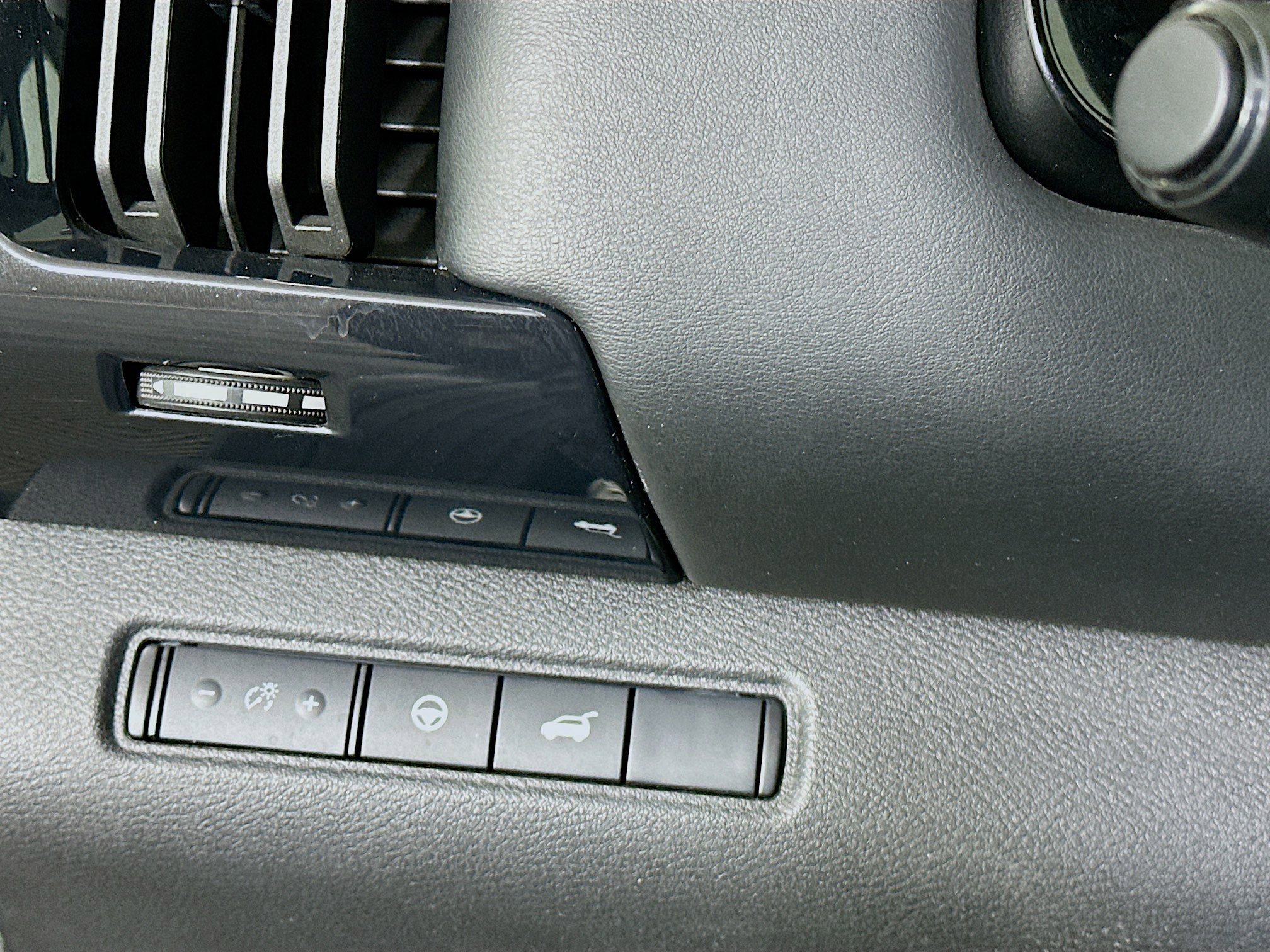 Used 2025 Nissan Pathfinder SV image 17