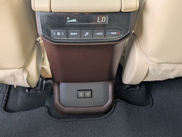 Used 2020 Toyota Highlander XLE image 9