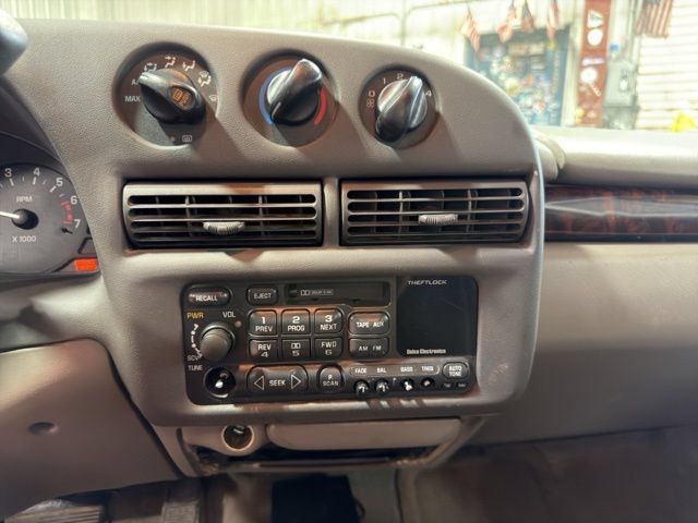 Used 2001 Chevrolet Lumina w/ Preferred Equipment Group FWD image 3