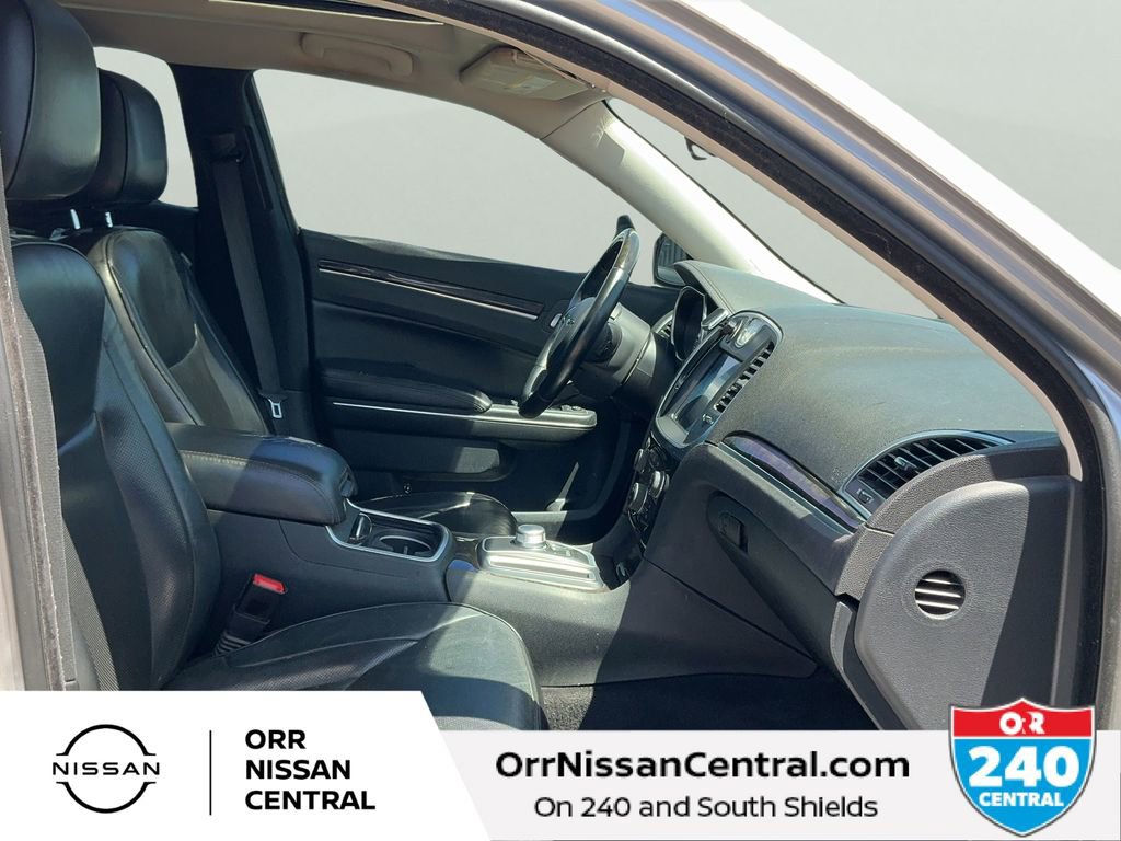 Used 2017 Chrysler 300 C RWD image 11