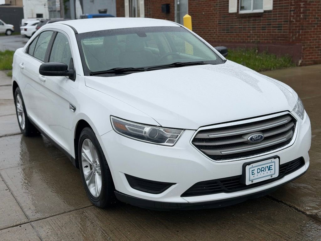 Used 2017 Ford Taurus SE FWD image 3