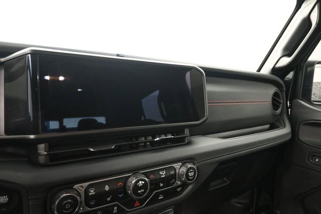 Used 2024 Jeep Gladiator Rubicon w/ Technology Group AWD/4WD image 19