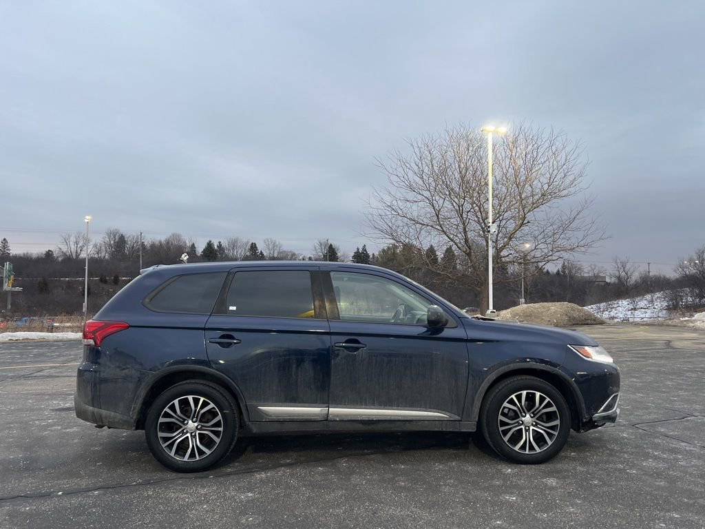 Used 2018 Mitsubishi Outlander ES image 3
