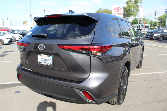 Used 2022 Toyota Highlander LE FWD image 16