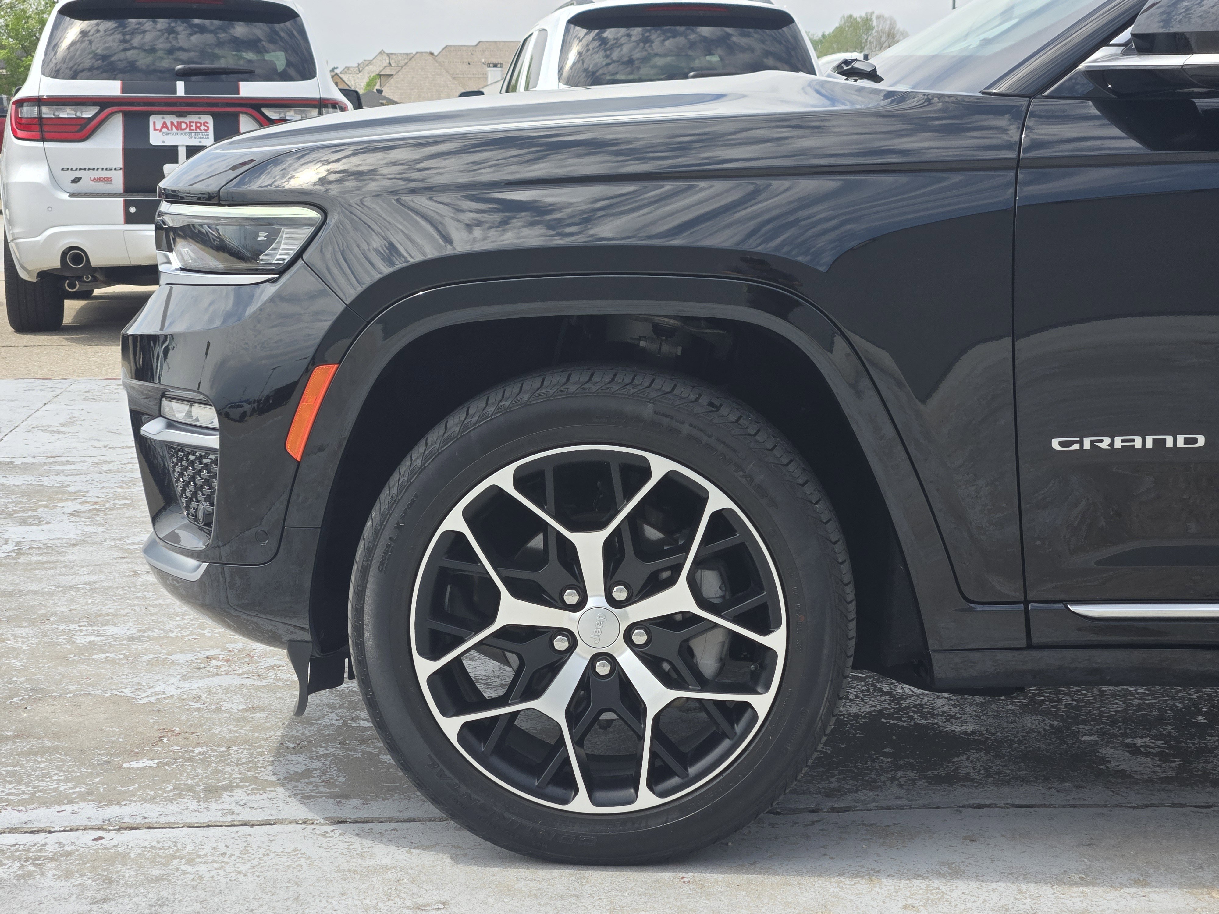 Used 2024 Jeep Grand Cherokee Summit AWD/4WD image 9