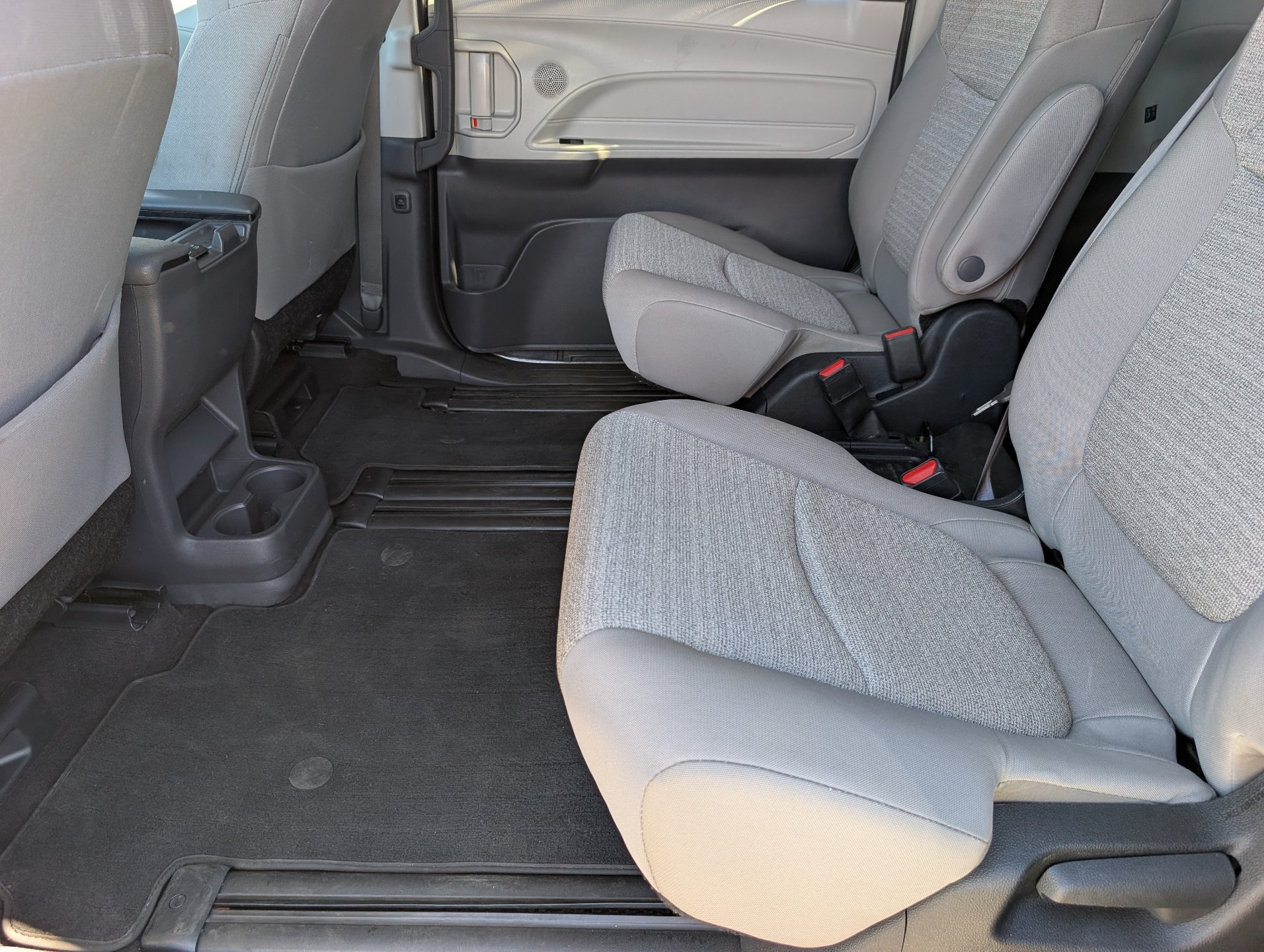Used 2023 Toyota Sienna LE w/ LE Plus Package FWD image 17