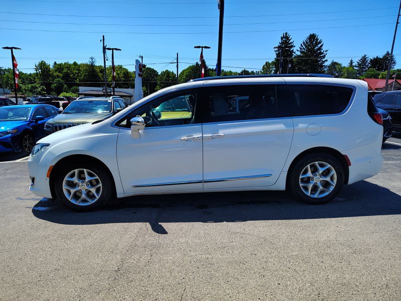 Used 2020 Chrysler Pacifica Limited w/ Advanced Safetytec Group FWD image 8