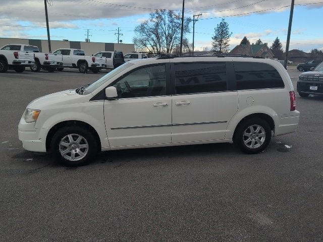 Used 2009 Chrysler Town & Country Touring image 7