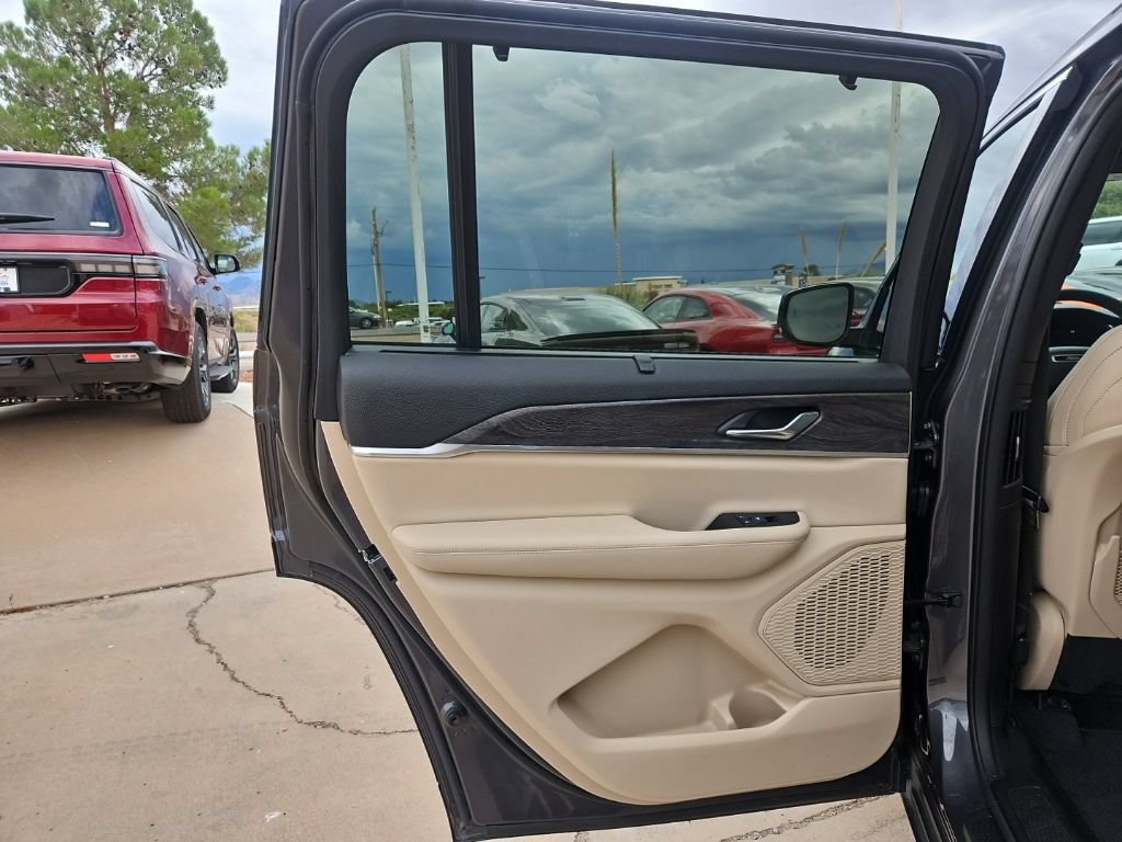 Certified 2025 Jeep Grand Cherokee L Limited w/ Luxury Tech Group II AWD/4WD image 12