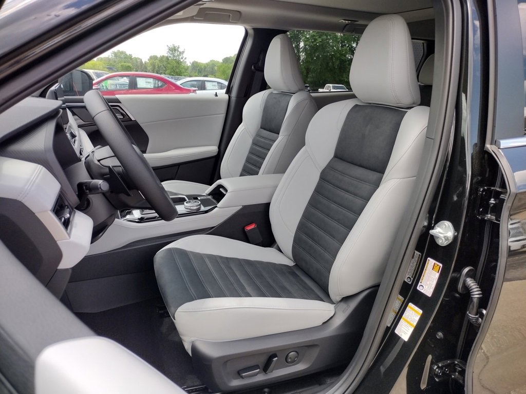 New 2025 Mitsubishi Outlander SE image 2