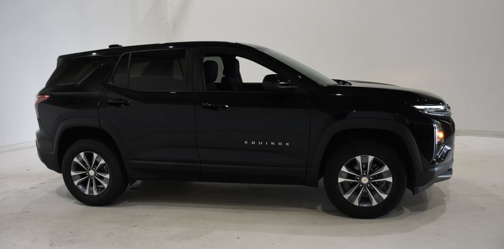 Used 2025 Chevrolet Equinox LT FWD image 3