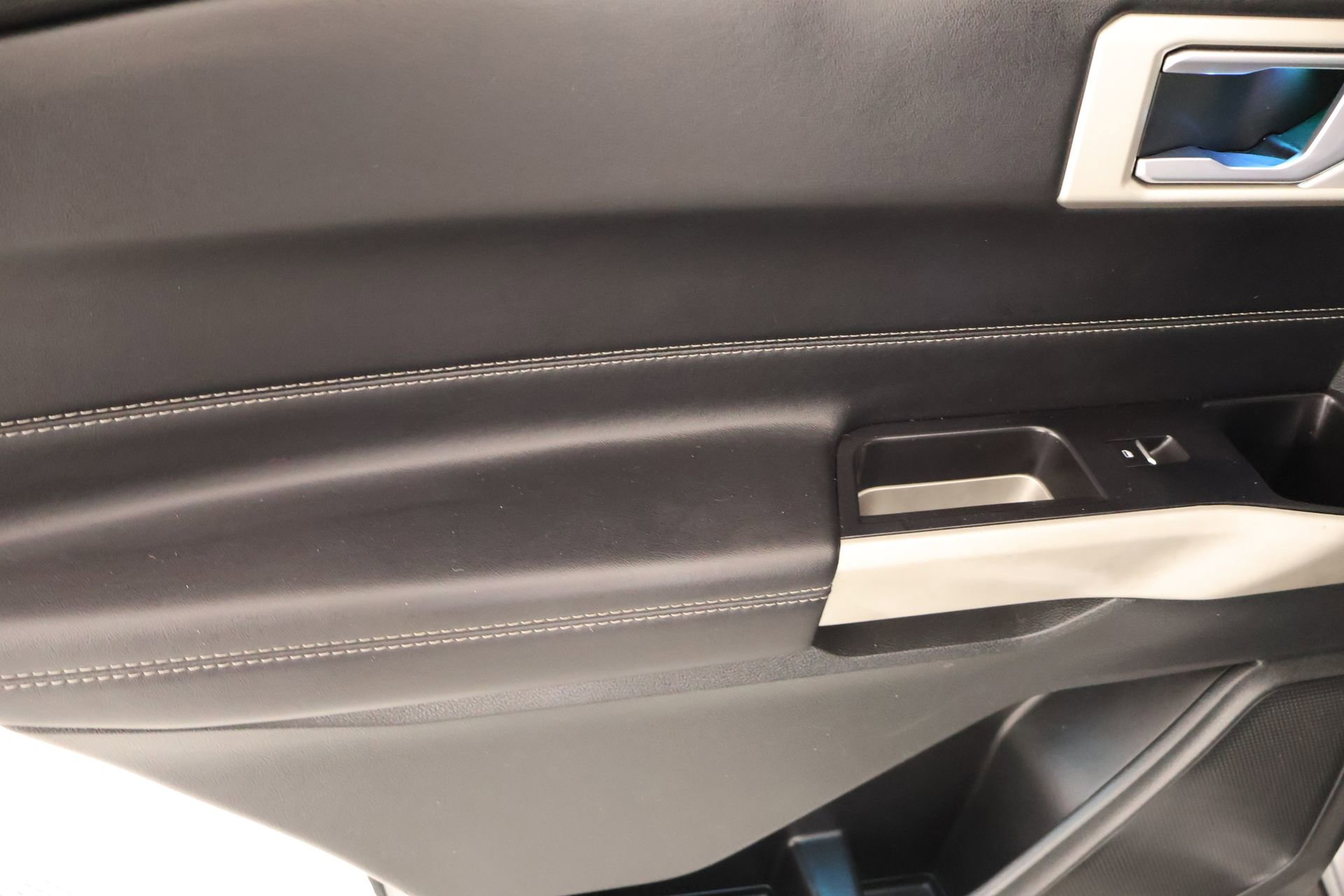 Used 2023 Ford Explorer Limited image 18