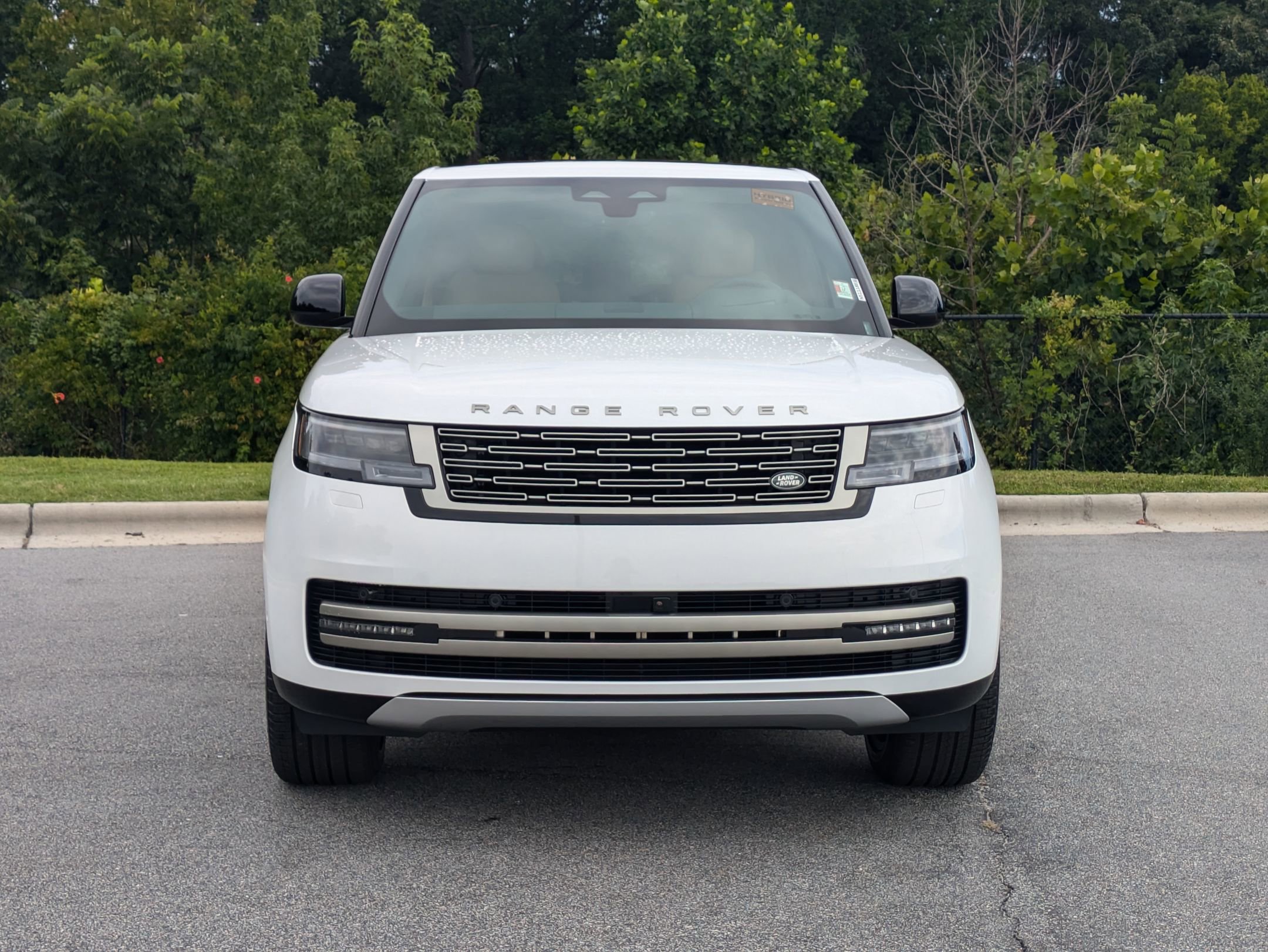 New 2025 Land Rover Range Rover SE image 2