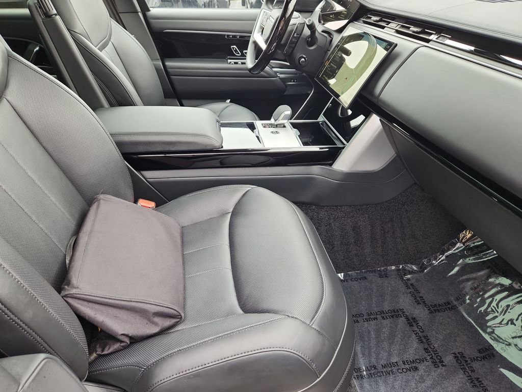 Used 2025 Land Rover Range Rover SE image 3