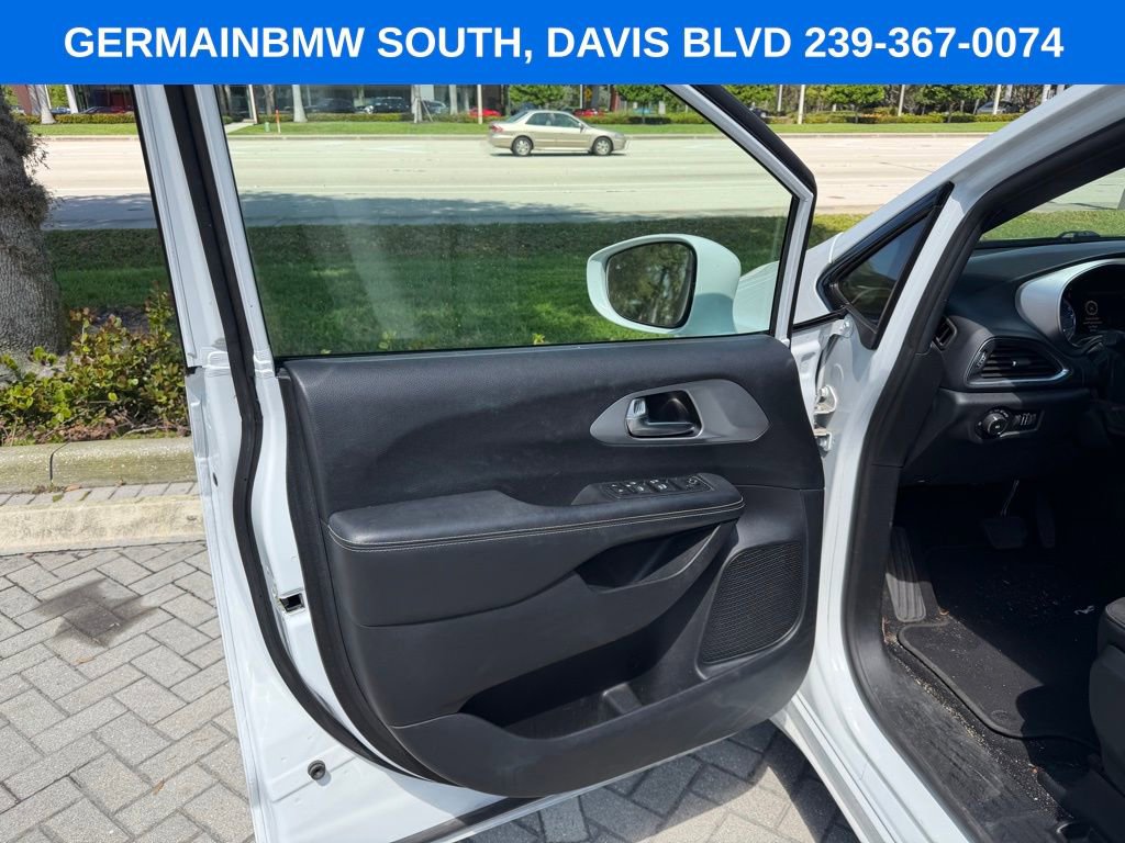 Used 2019 Chrysler Pacifica Touring Plus w/ Advanced Safetytec Group FWD image 17