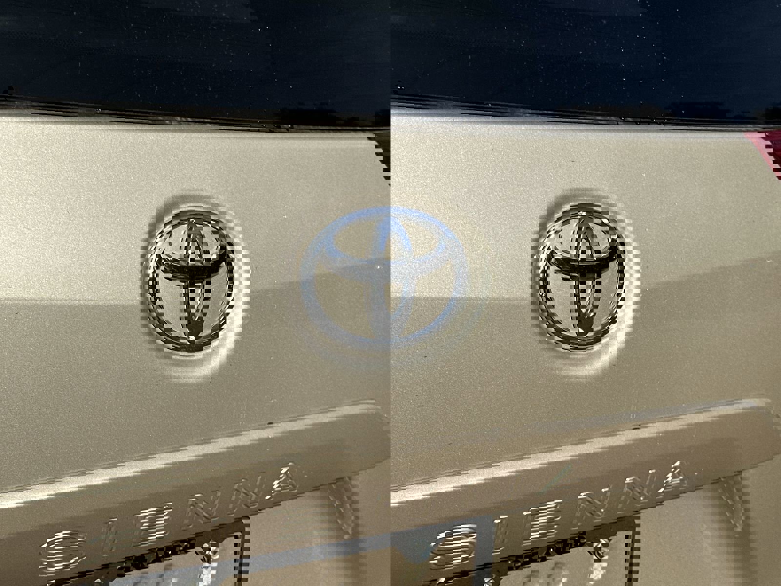 Used 2014 Toyota Sienna XLE image 23