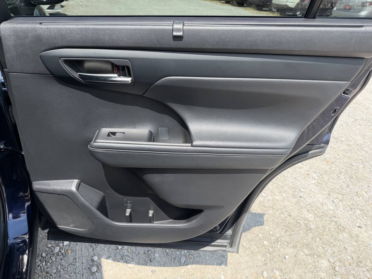 Used 2021 Toyota Highlander XLE AWD/4WD image 19