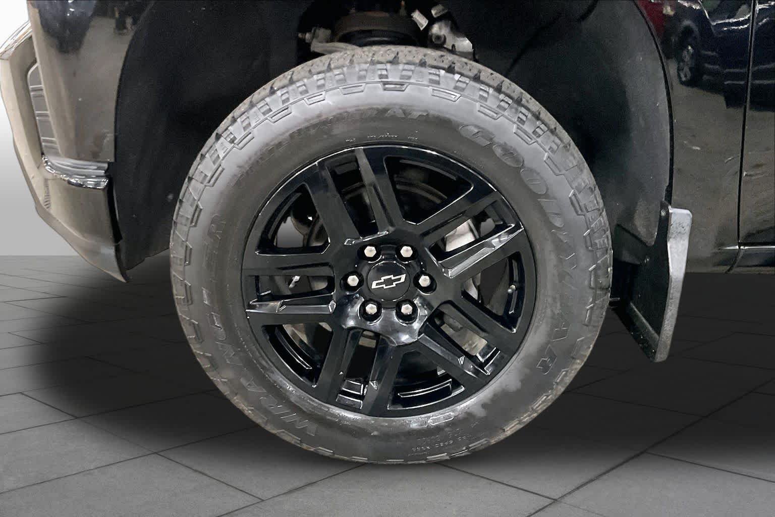 Used 2020 Chevrolet Silverado 1500 LT Trail Boss w/ Midnight Edition AWD/4WD image 11