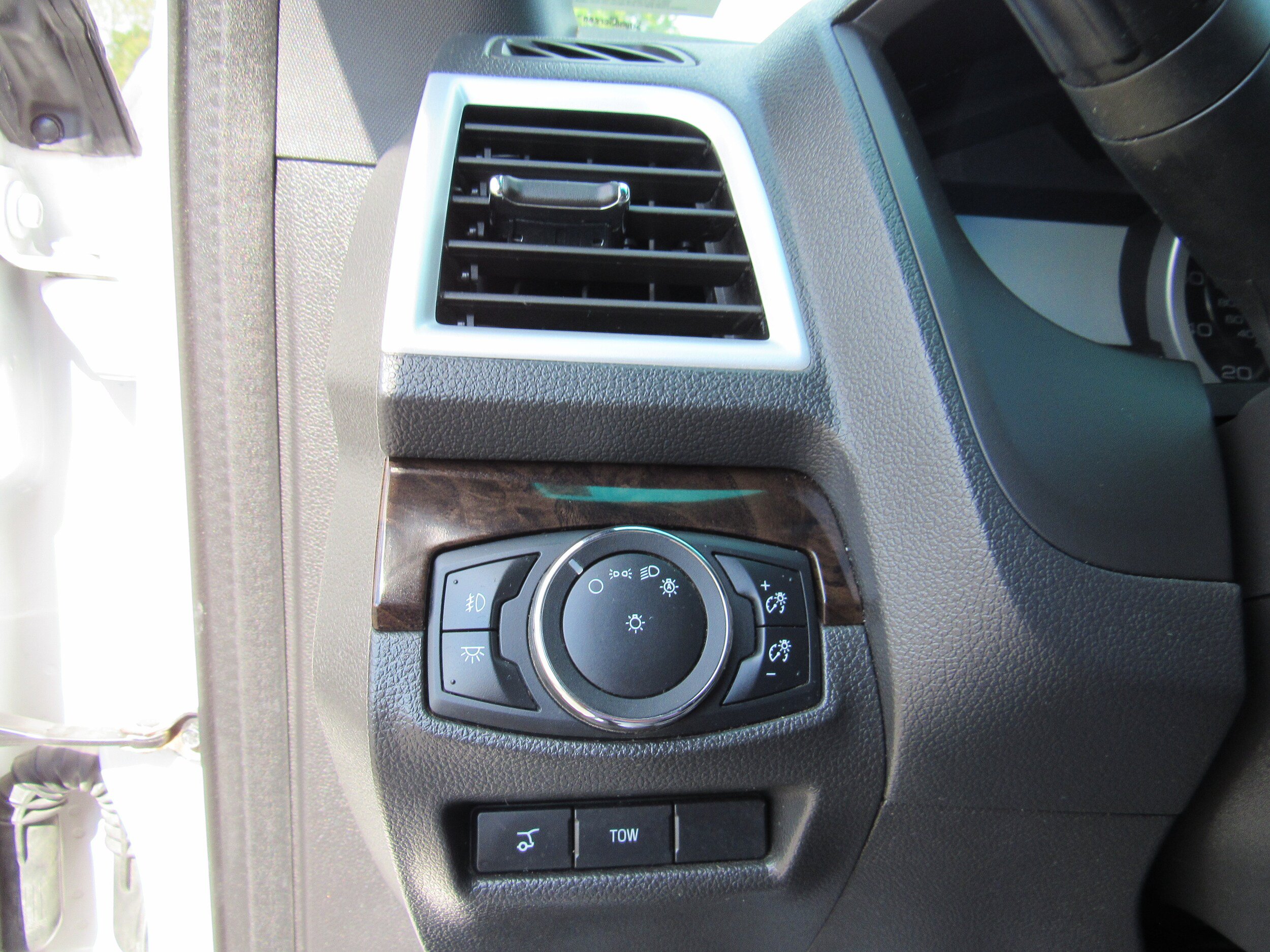 Used 2015 Ford Explorer Limited w/ Equipment Group 301A AWD/4WD image 16