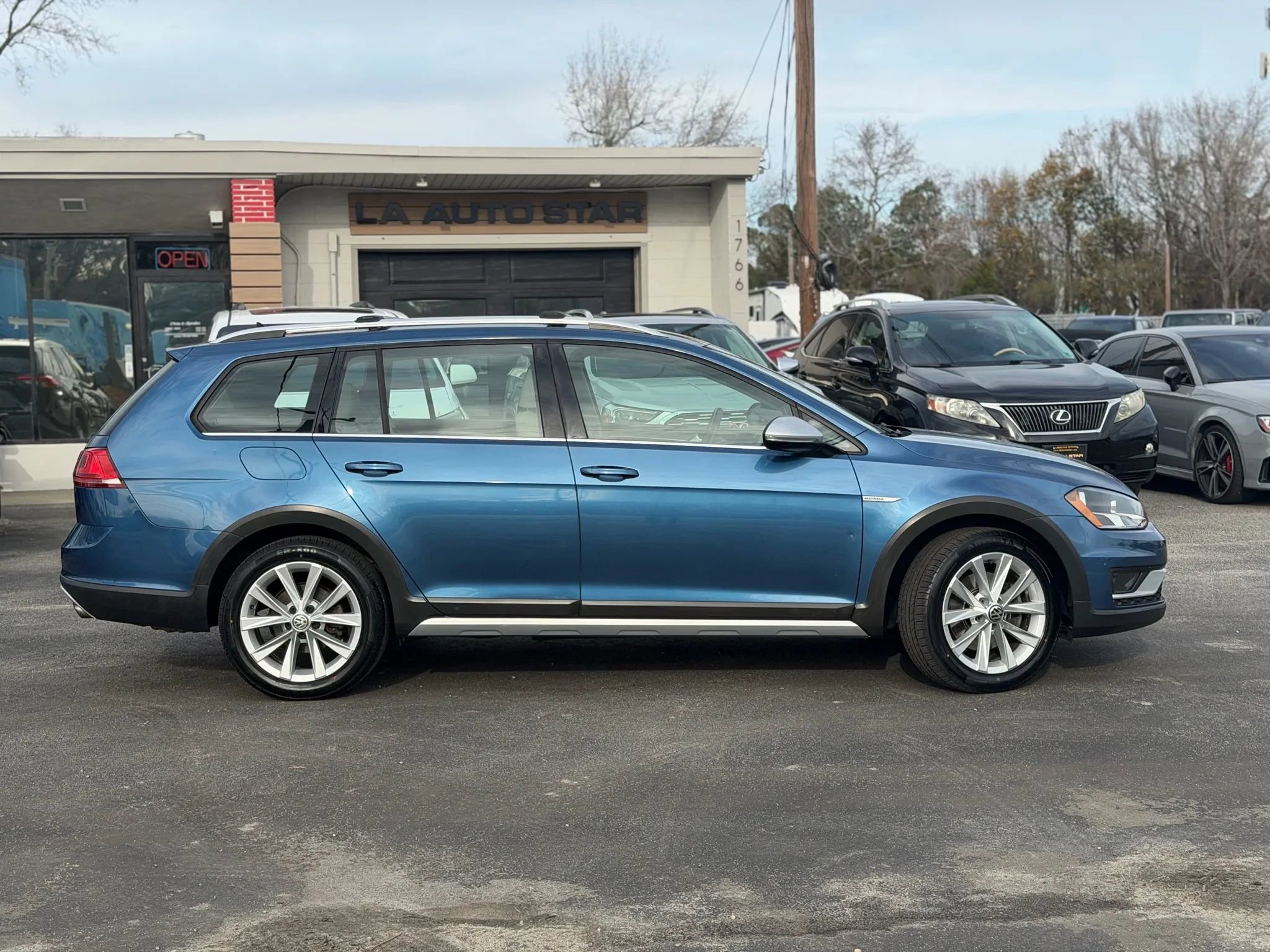 Used 2017 Volkswagen Golf Alltrack S AWD/4WD image 2