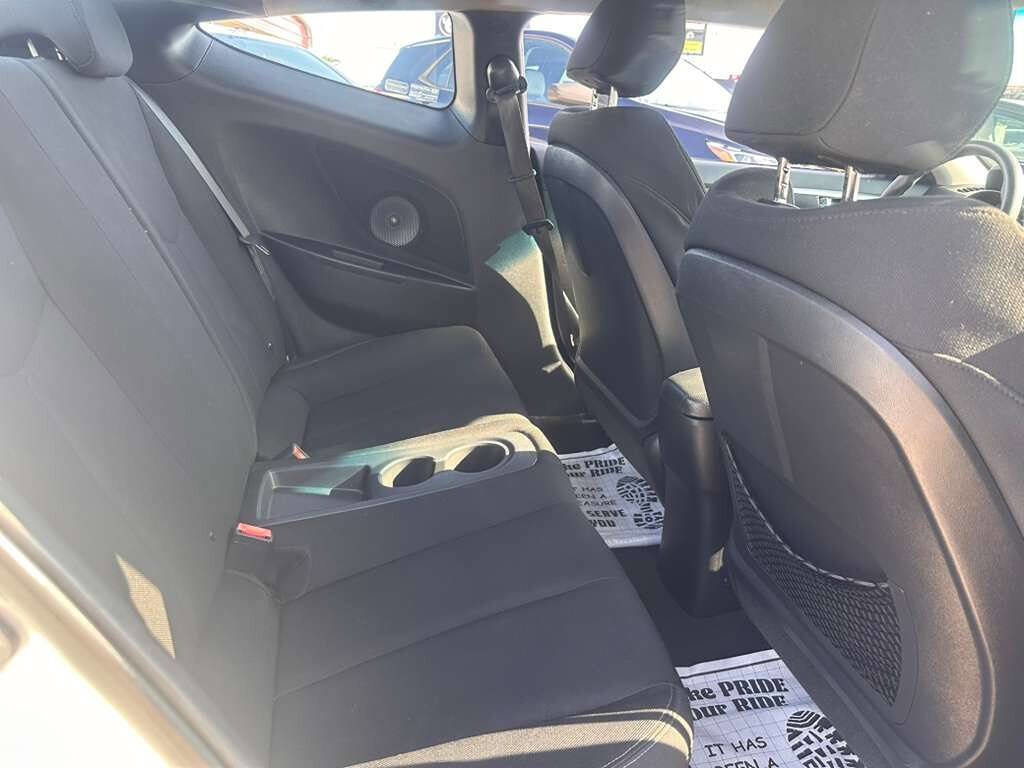 Used 2015 Hyundai Veloster FWD image 9