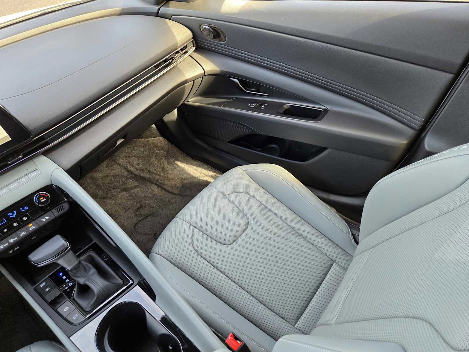 Used 2025 Hyundai Elantra Limited image 13