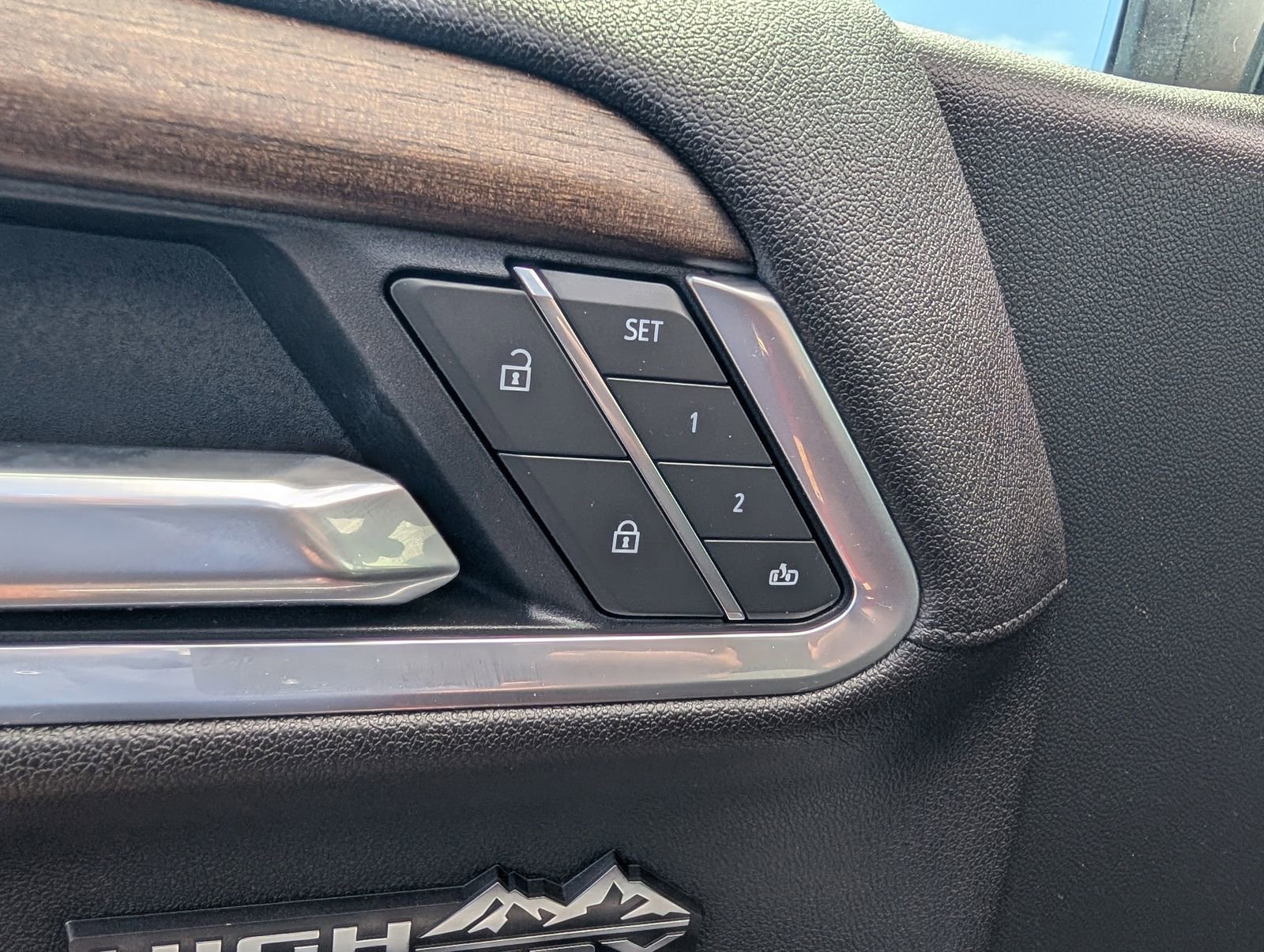 Used 2025 Chevrolet Silverado 1500 High Country w/ High Country Premium Package AWD/4WD image 31