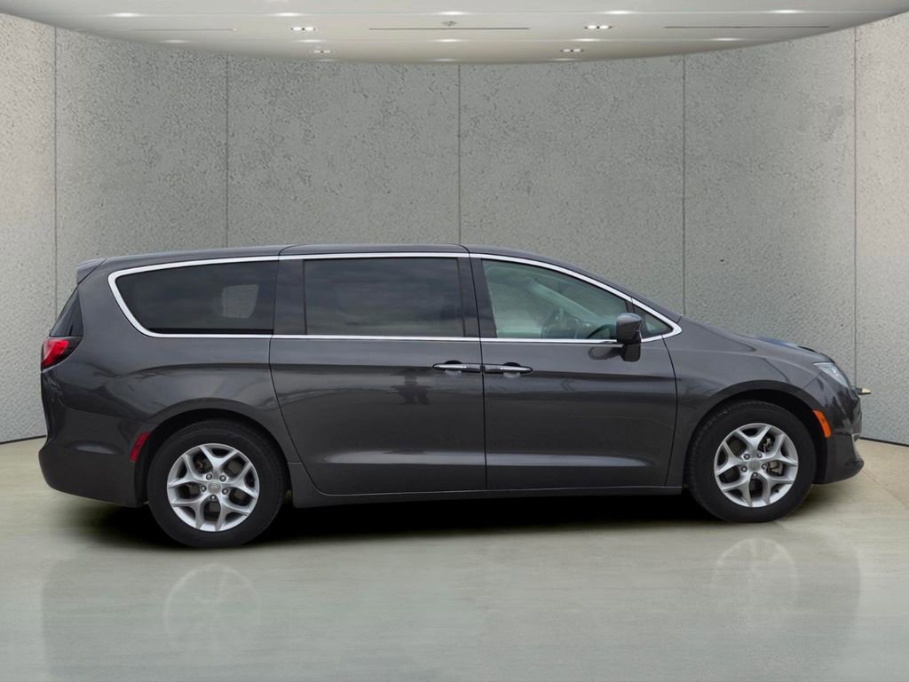 Used 2019 Chrysler Pacifica Touring Plus w/ Advanced Safetytec Group FWD image 2