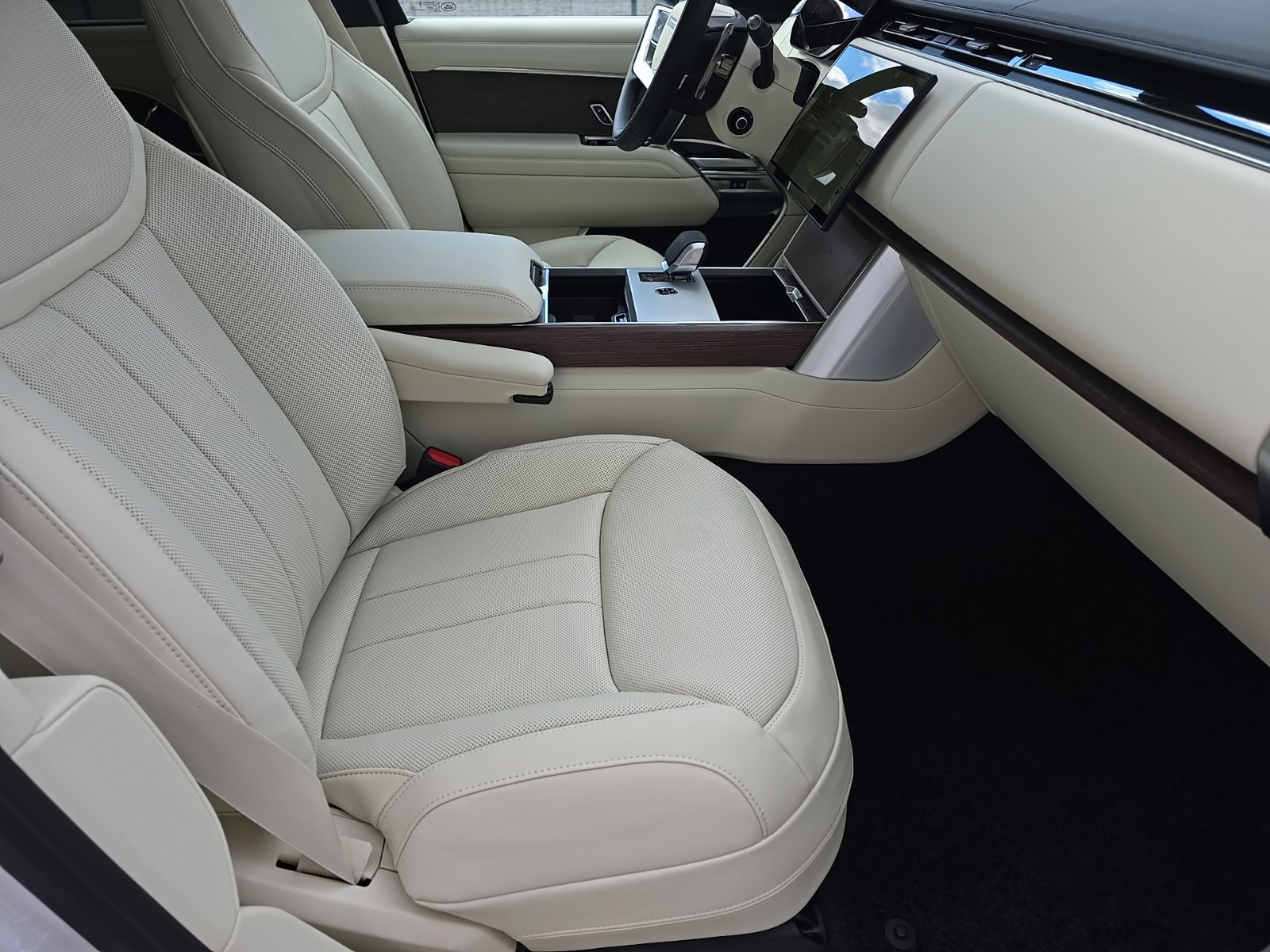 New 2026 Land Rover Range Rover SE image 7