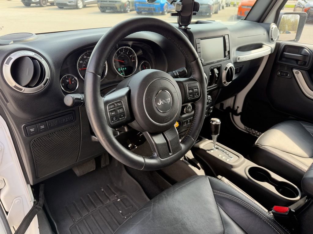 Used 2015 Jeep Wrangler Unlimited Rubicon w/ Connectivity Group AWD/4WD image 2