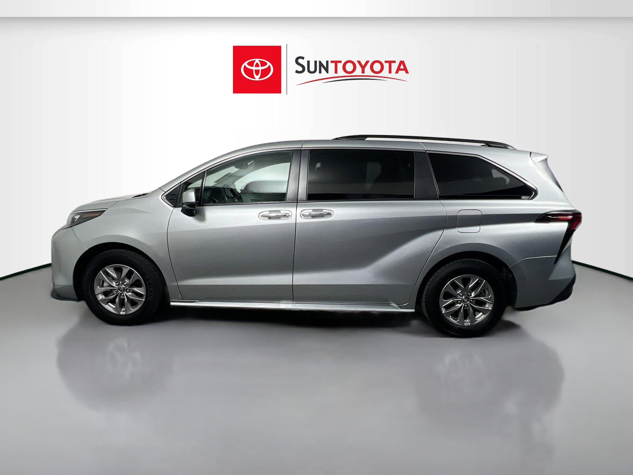 Used 2024 Toyota Sienna XLE FWD image 7