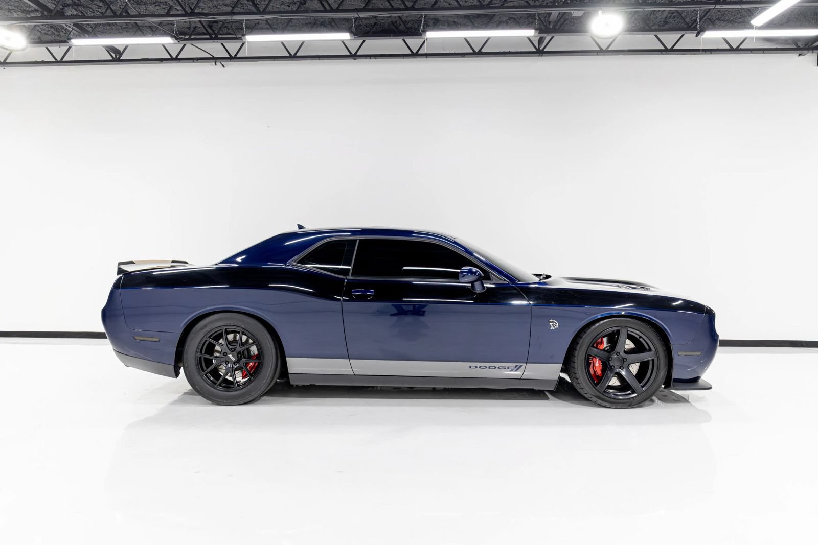 Used 2016 Dodge Challenger SRT Hellcat RWD image 4