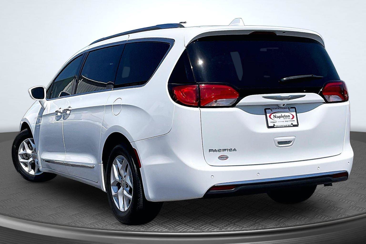 Used 2017 Chrysler Pacifica Touring-L Plus w/ Tire & Wheel Group FWD image 13