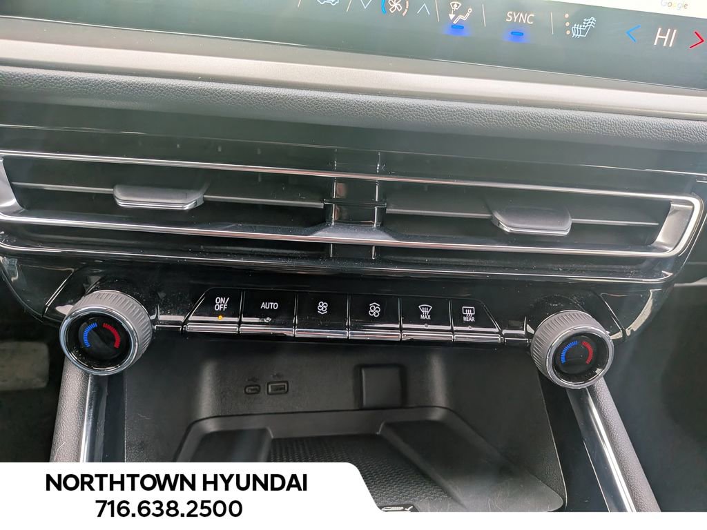 Used 2025 Chevrolet Traverse LT image 21