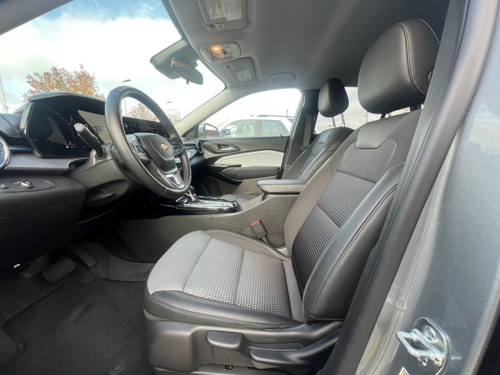 Used 2025 Chevrolet Trax LT w/ LT Convenience Package image 27