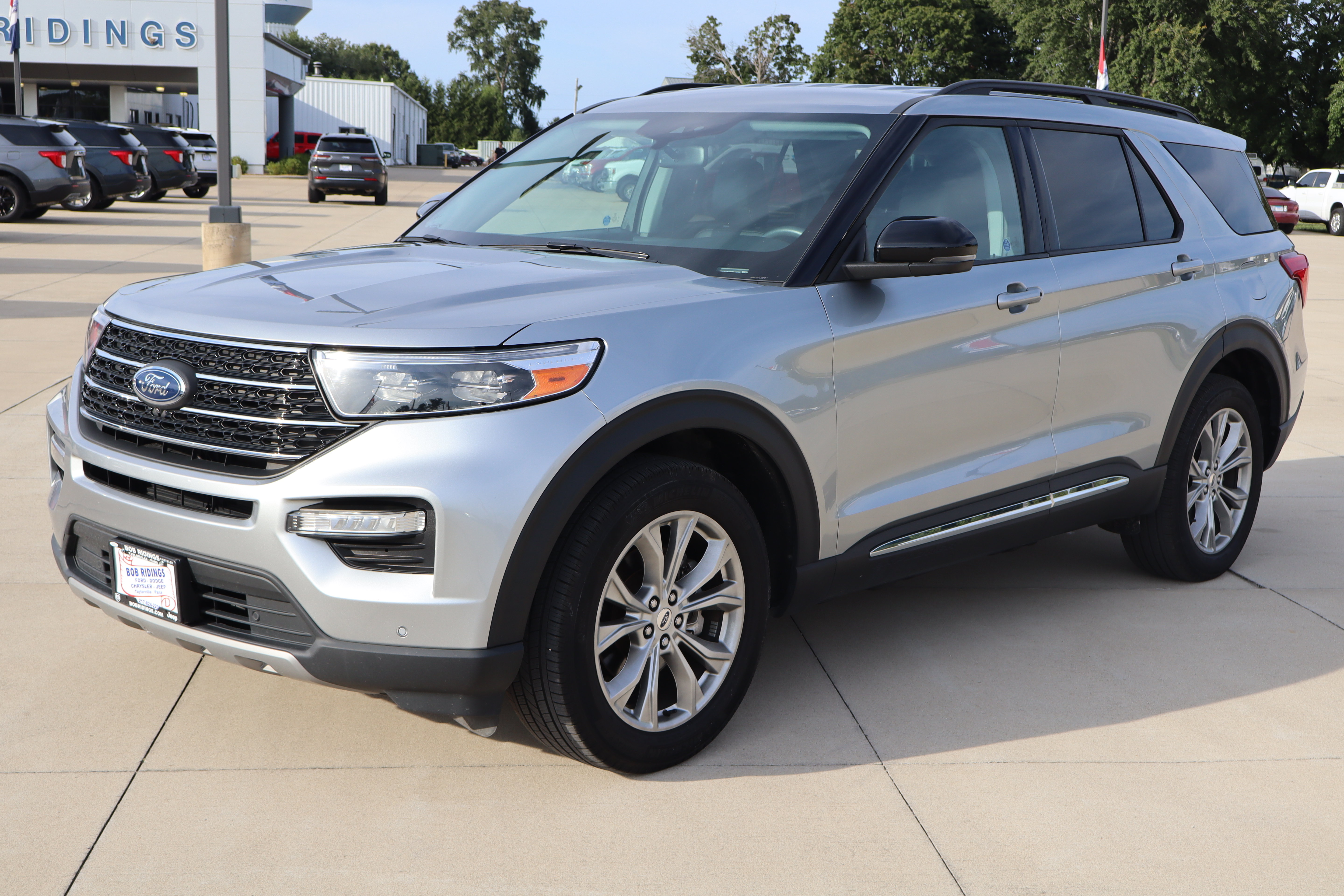 Used 2024 Ford Explorer XLT w/ Equipment Group 202A AWD/4WD image 2